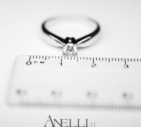 Anello solitario con griffe a triangolo