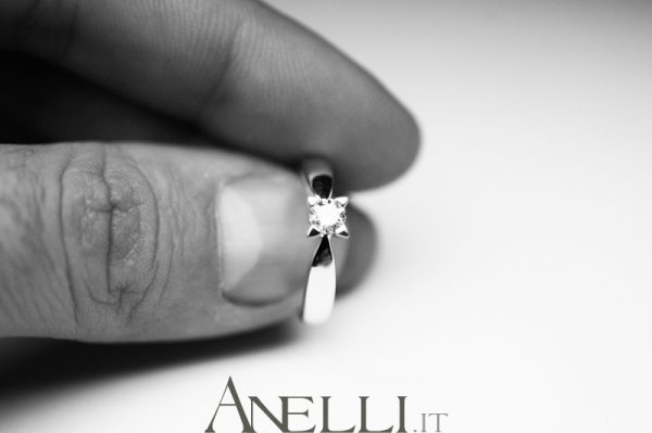 Anello solitario con griffe a triangolo