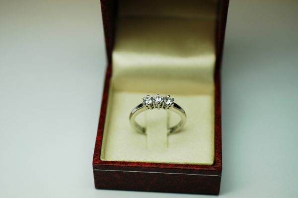 Anello Trilogy 0,36 carati (Colore F - Purezza massima)
