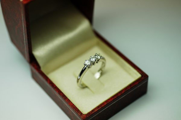 Anello Trilogy 0,36 carati (Colore F - Purezza massima)