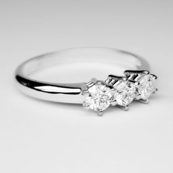 Anello Trilogy 0,60 carati (H-VS2)