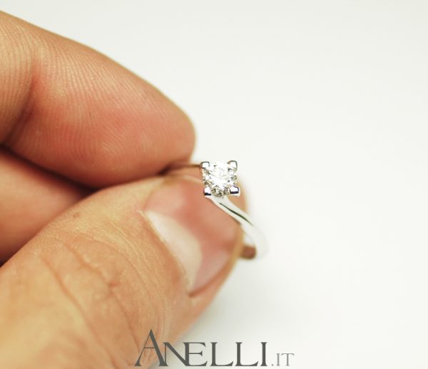 Anello solitario con diamante di 0,60 carati (F-VS1)