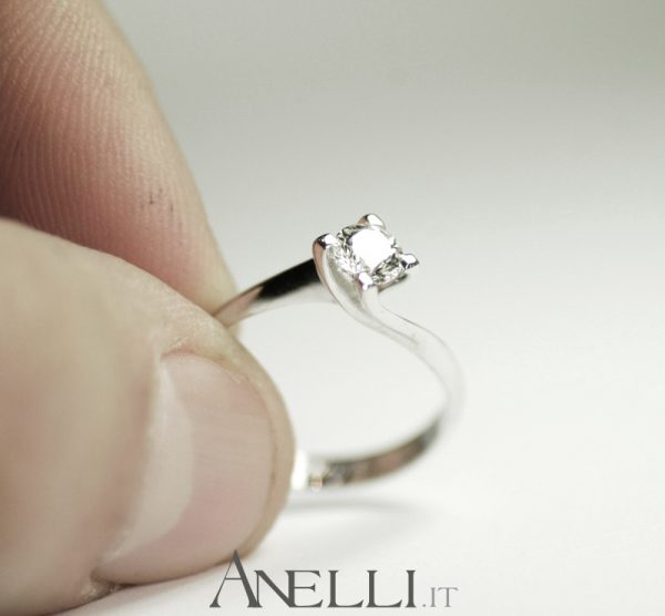 Anello solitario con diamante di 0,60 carati (F-VS1)