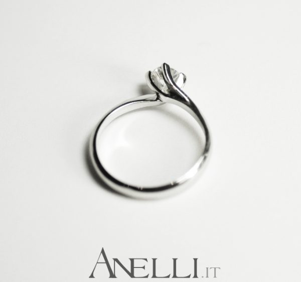 Anello solitario con diamante di 0,60 carati (F-VS1)