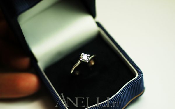 Anello solitario con diamante di 0,60 carati (F-VS1)