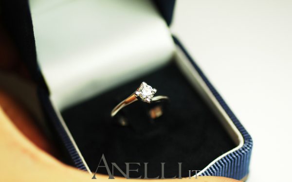 Anello solitario con diamante di 0,60 carati (F-VS1)
