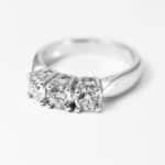 Anello trilogy classico da 1,20 carati (F-IF) GIA