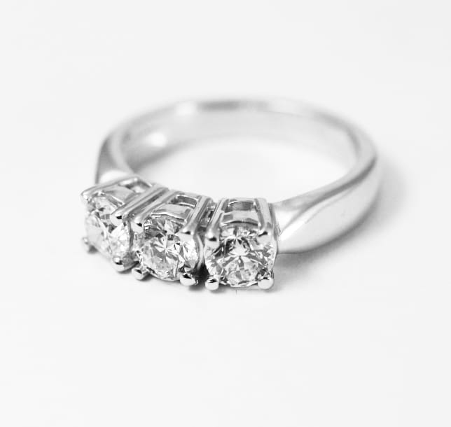 Anello trilogy classico da 1,20 carati (F-IF) GIA