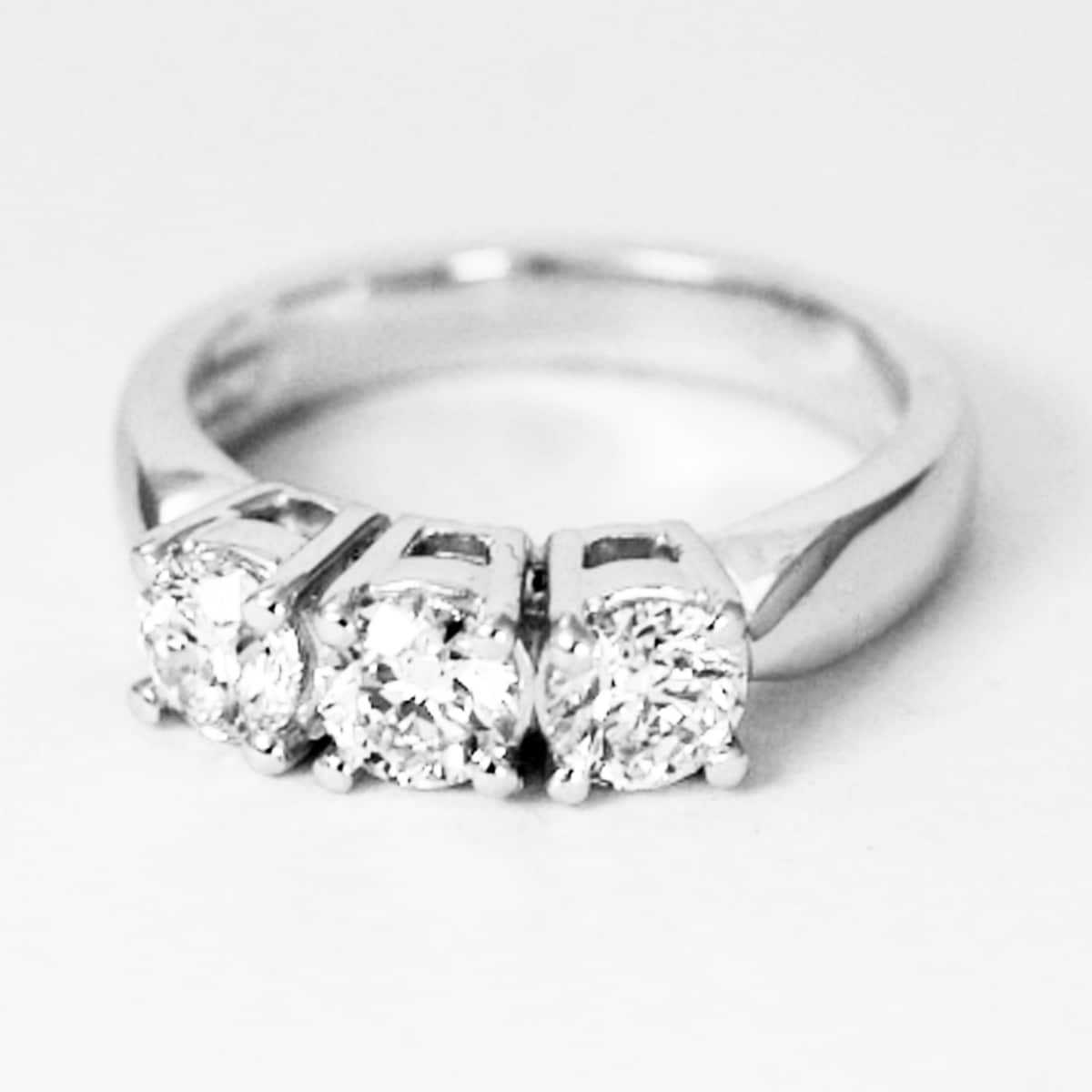 Anello trilogy classico da 1,20 carati (F-VVS1) GIA