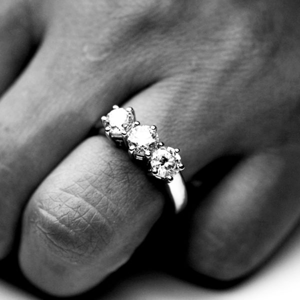 Anello trilogy con diamanti 0,84 carati (G-VS1)