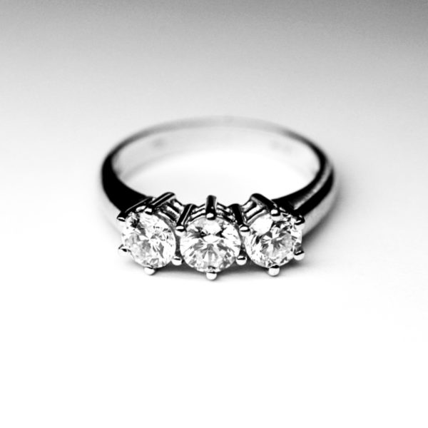 Anello trilogy con diamanti 0,84 carati (G-VS1)