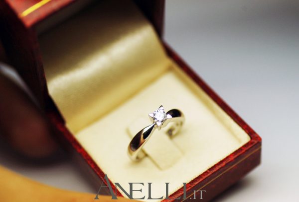 Anello solitario con Diamante di 0,40 carati (colore F - Purezza VS1)