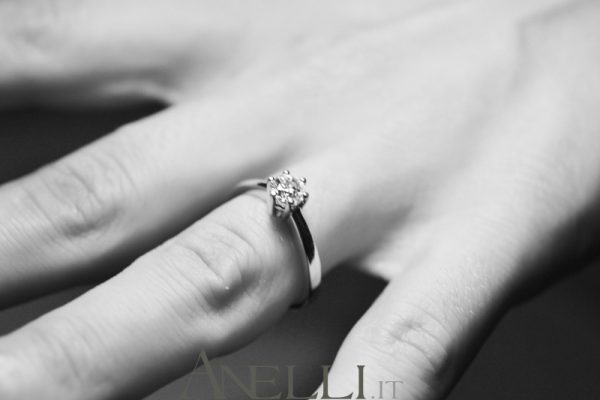 Solitario Classico con Diamante 0,38 ct colore D purezza VS1