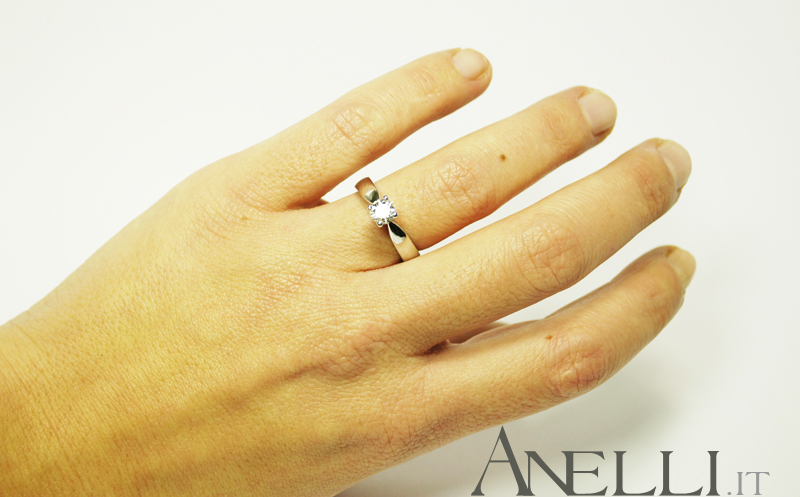 Vero anello floreale con diamante a pera da 0,45 carati, purezza SI e  colore HI, oro bianco 14 carati in vendita su 1stDibs