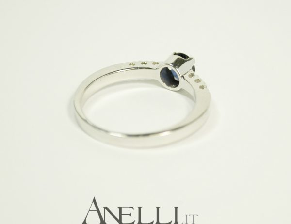 Anello con Zaffiro e Diamanti laterali