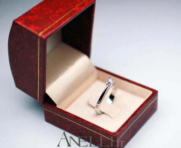 Anello con diamante solitario da 0,10 carati (Colore F purezza VVS1)