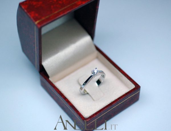 Anello con diamante solitario da 0,10 carati (Colore F purezza VVS1)