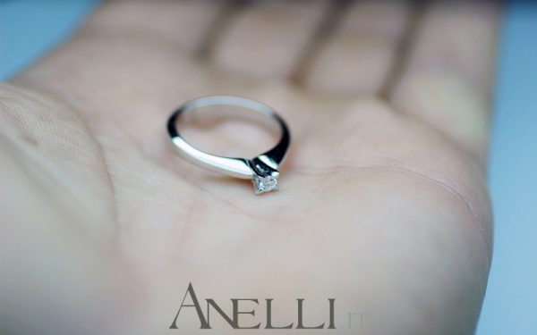 Anello con diamante solitario da 0,10 carati (Colore F purezza VVS1)