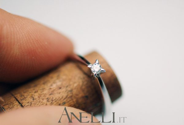 Anello con diamante solitario da 0,10 carati (Colore F purezza VVS1)