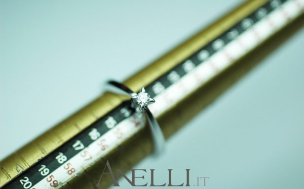 Anello con diamante solitario da 0,10 carati (Colore F purezza VVS1)