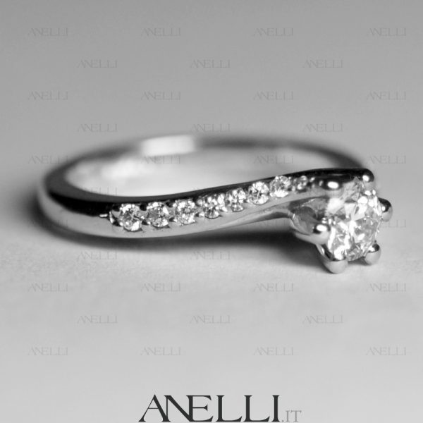 Anello con Diamanti laterali 0.60 Carati D-VVS1