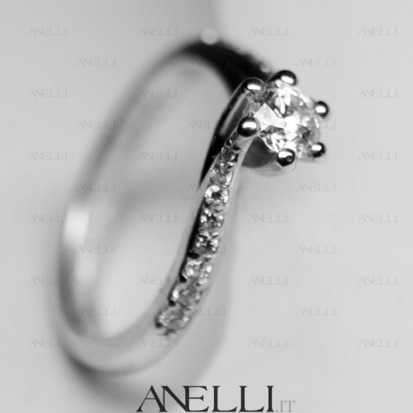 Anello con Diamanti laterali 0.60 Carati D-VVS1