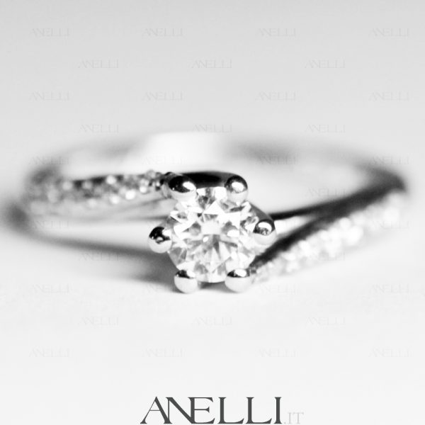 Anello con Diamanti laterali 0.60 Carati D-VVS1