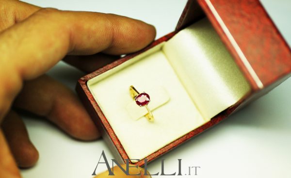 Anello in Oro Rosa con Rubino naturale
