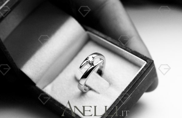 Anello solitario 0,085 carati