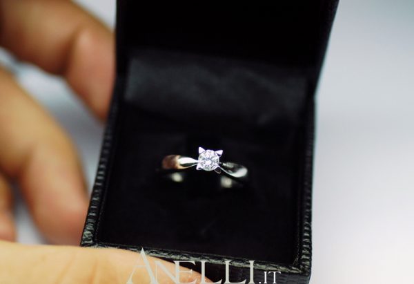 Anello Solitario 0,25 carati certificato GIA