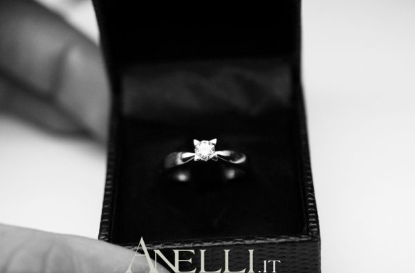 Anello Solitario 0,25 carati certificato GIA