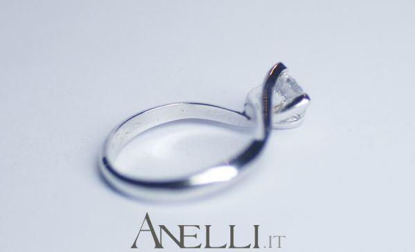 Anello Solitario 0,70 carati F-VS1 con GIA inclusa
