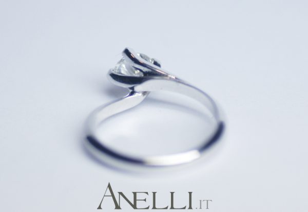 Anello Solitario 0,70 carati F-VS1 con GIA inclusa