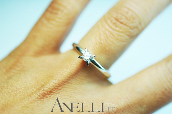 Anello Solitario con Diamante da 0,25 carati (F-VVS1)