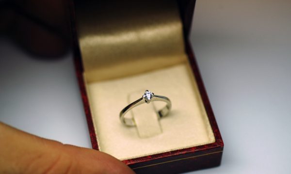 Anello solitario classico 0,12 carati