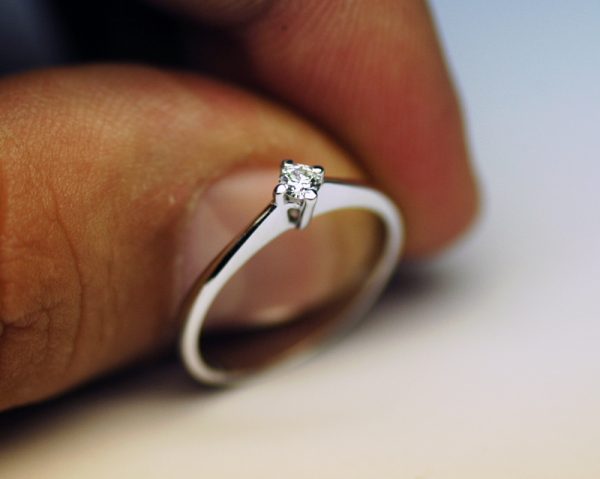 Anello solitario classico 0,12 carati