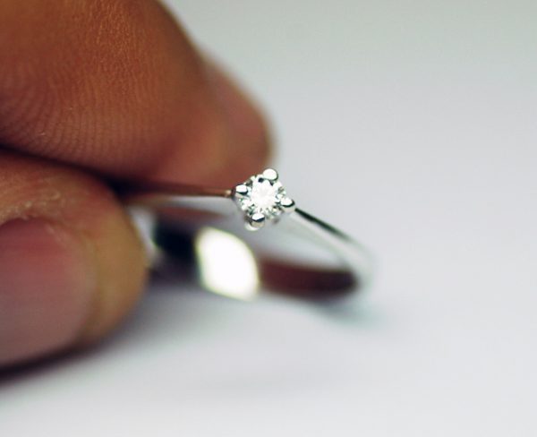 Anello solitario classico 0,12 carati