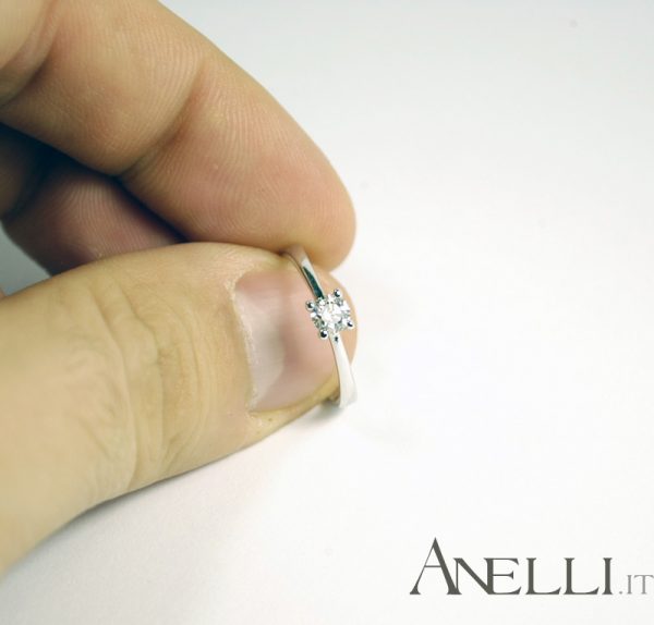Anello solitario classico 0,30 carati GIA