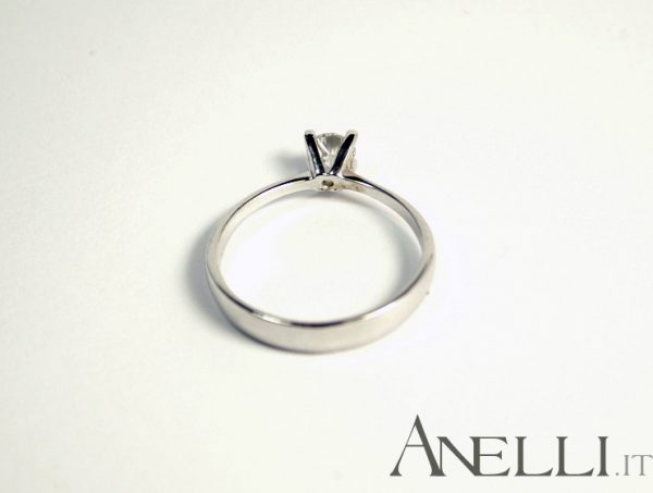 Anello solitario classico 0,30 carati GIA