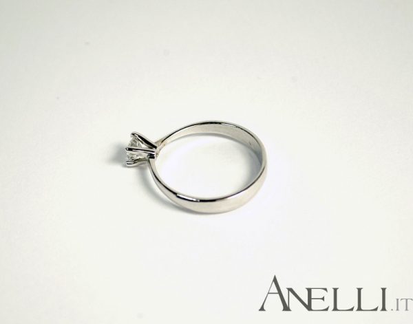Anello solitario classico 0,30 carati GIA