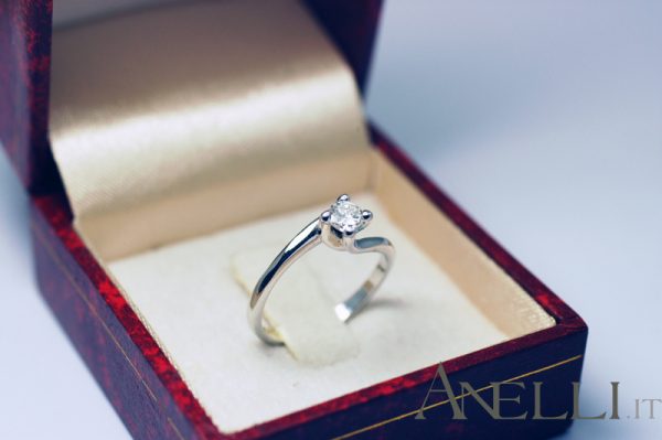 Anello Solitario con Diamante 0.20 - anelli solitari classici