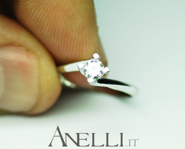 Anello Solitario con Diamante 0,35 carati (Colore F - Purezza VVS1)