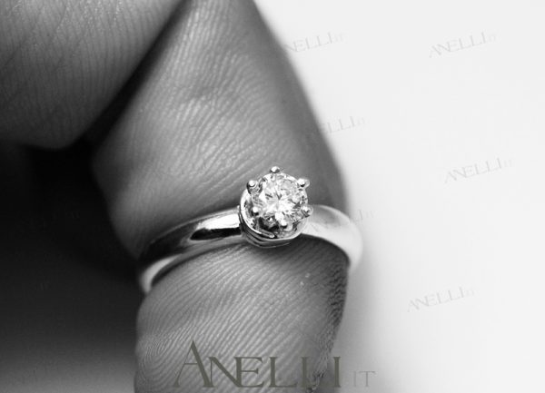 Anello solitario con diamante di 0,32 carati (Colore F - Purezza VS1)