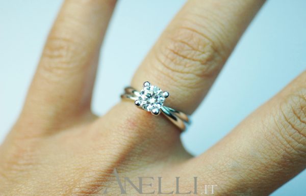 Anello solitario con Diamante di 0,60 carati (Colore F - Purezza VS1)