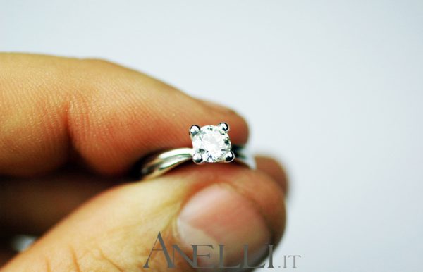 Anello solitario con Diamante di 0,60 carati (Colore F - Purezza VS1)