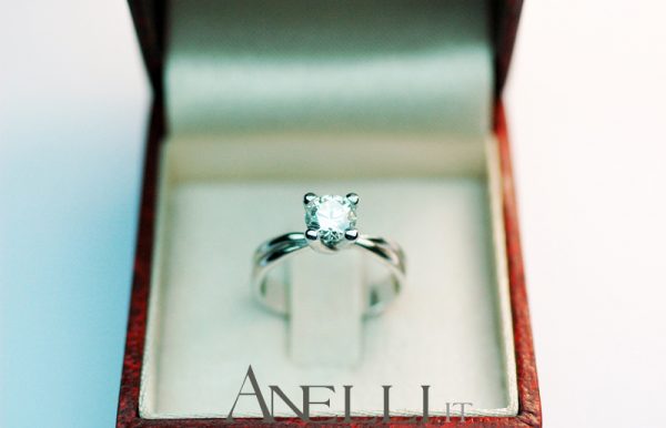 Anello solitario con Diamante di 0,60 carati (Colore F - Purezza VS1)