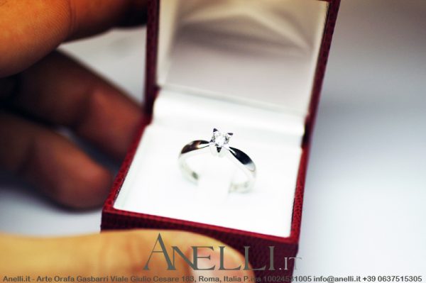 Anello solitario con griffe a triangolo