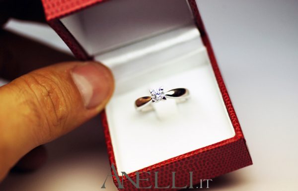 Anello solitario con griffe a triangolo