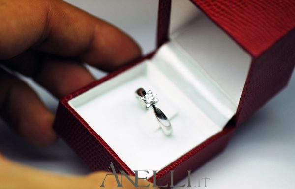 Anello solitario con griffe a triangolo
