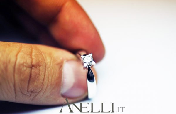 Anello solitario con griffe a triangolo